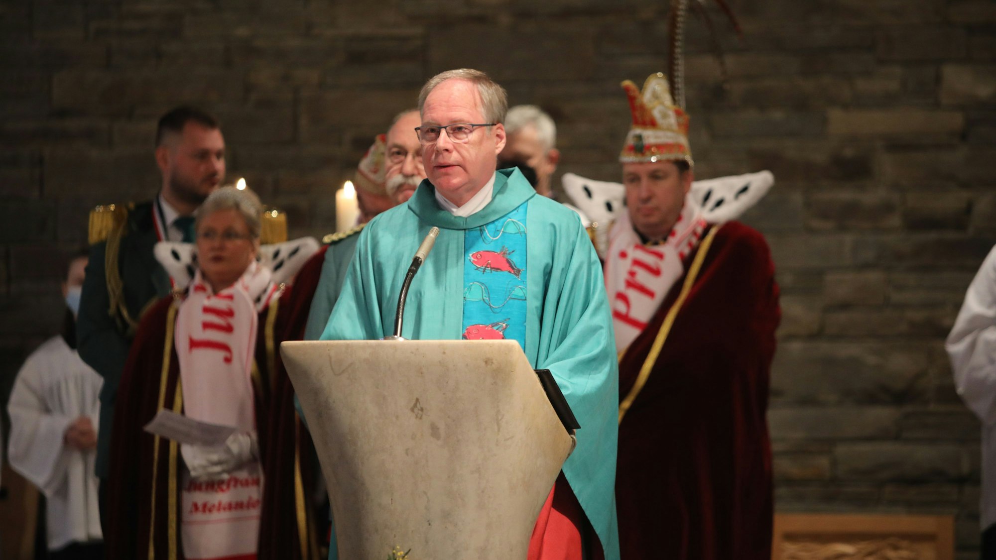 Wilhelm Darscheid steht am Ambo in der Kirche.