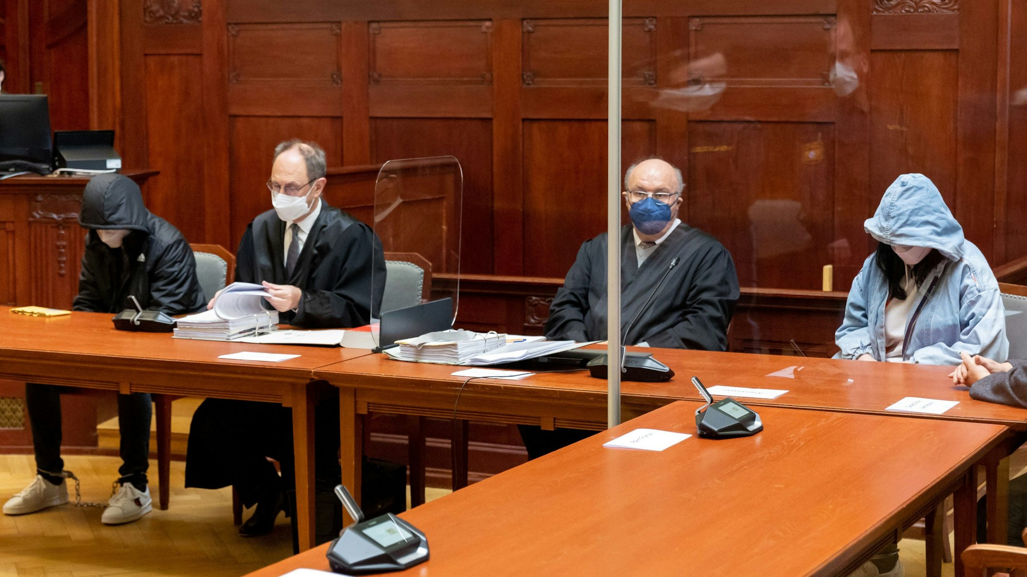 Eine angeklagte junge Frau (r) und ein angeklagter junger Mann (l) sitzen zum Prozessbeginn im Sitzungssaal im Landgericht. Am 23. Januar wurde das Urteil verkündet.