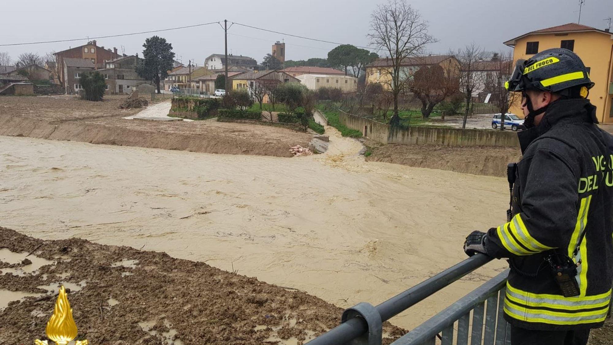 In Senigallia sind Feuerwehrleuten im Einsatz, um den Pegel des Flusses Misa zu überwachen. Italien ächzt unter Kälte, Schnee, Regen und Unwettern. Die Bewohner wurden aufgefordert, höhere Stockwerke aufzusuchen.