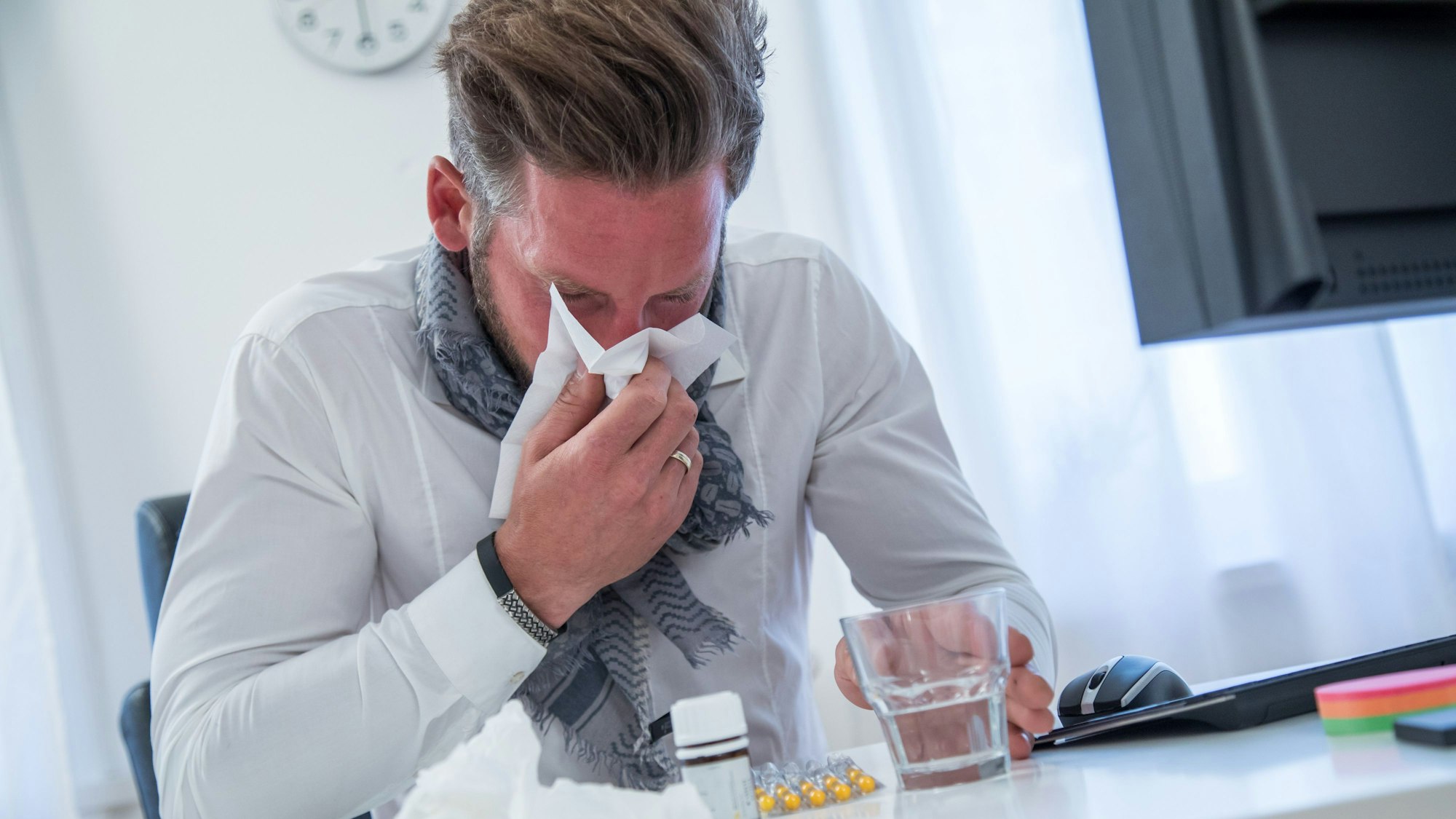 Seitdem man sich beim Arzt telefonisch arbeitsunfähig melden kann, sei der Krankheitsstand in Deutschland angestiegen – das jedenfalls behauptet Finanzminister Christian Lindner.