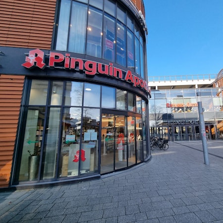 Auf dem Platz vor der Rathaus-Galerie ist die Fassade der Pinguin-Apotheke zu sehen.