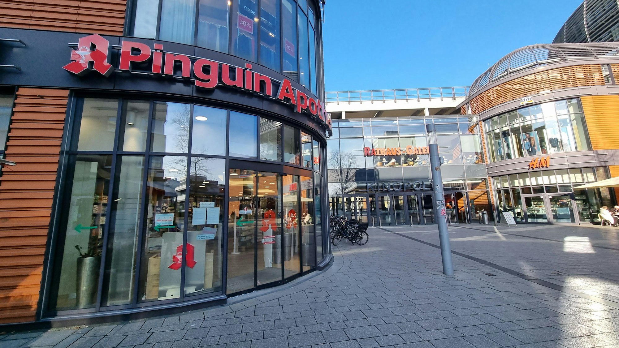 Auf dem Platz vor der Rathaus-Galerie ist die Fassade der Pinguin-Apotheke zu sehen.