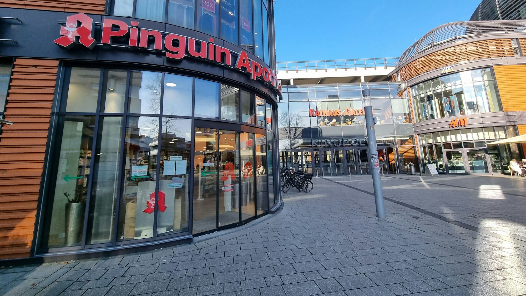 Pinguin Apotheke in der Rathaus-Galerie in Leverkusen Wiesdorf
