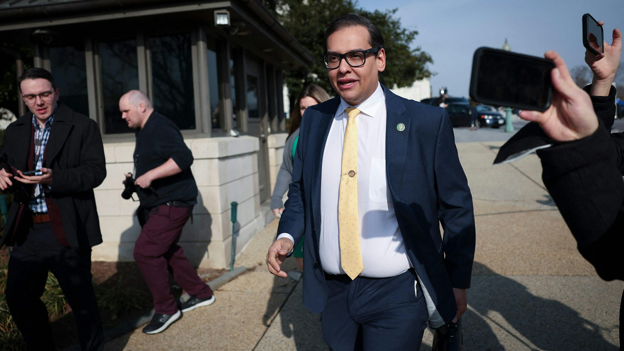 Republikaner George Santos verlässt das U.S. Capitol in Washington, DC und wird dabei von Handykameras gefilmt.
