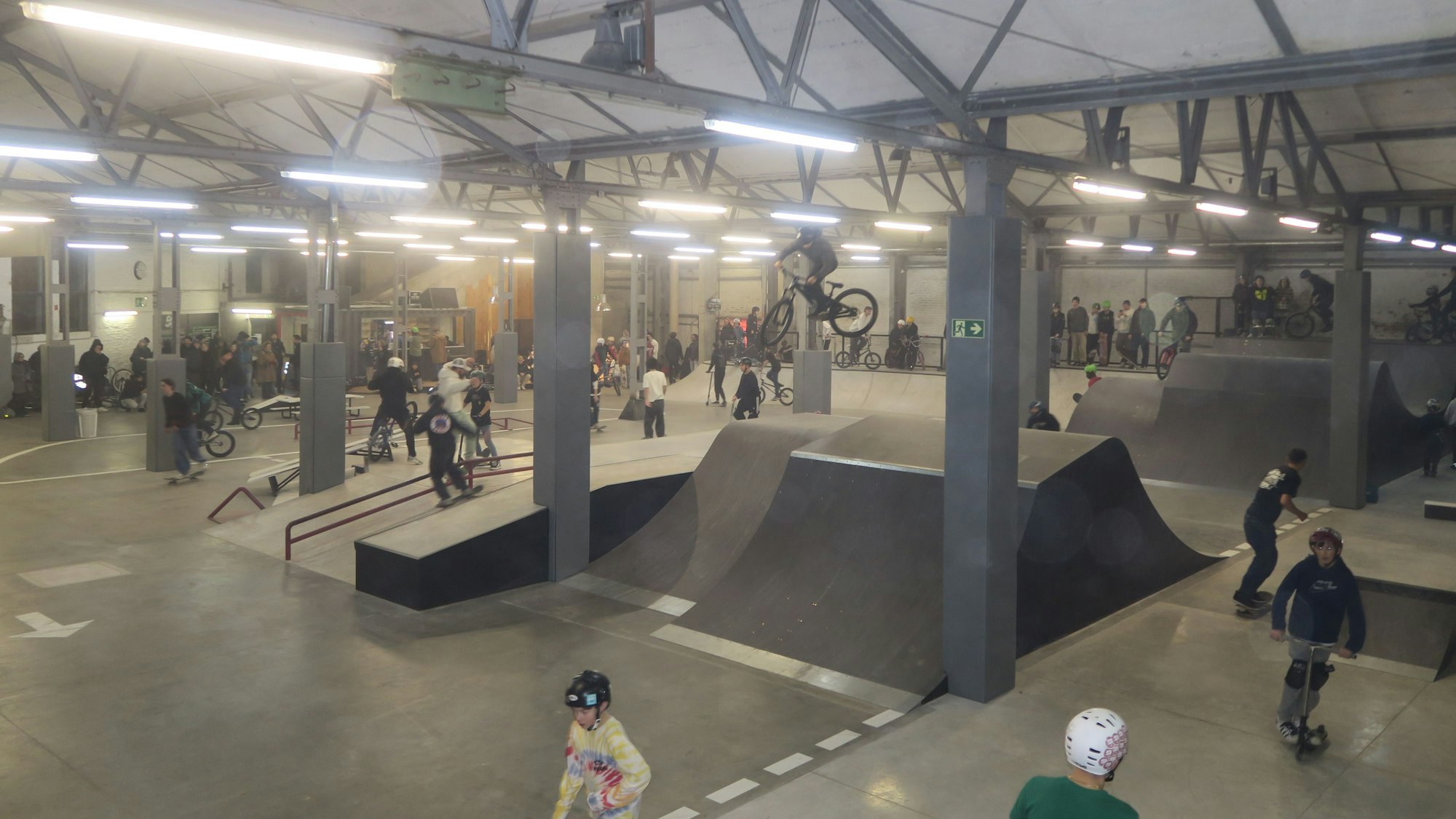 Besucher toben sich auf der  Jump Line aus.