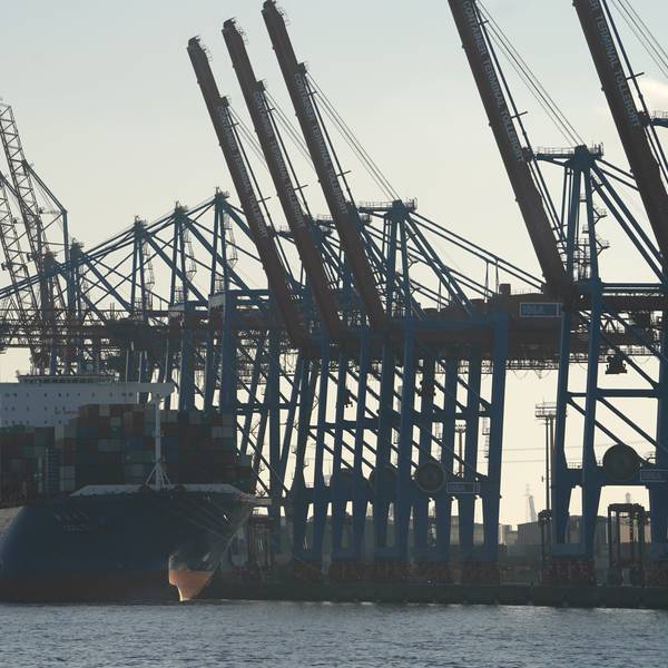 Ein Containerschiff der Reederei Cosco Shipping wird am Container Terminal Tollerort im Hafen be- und entladen.
