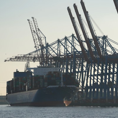 Ein Containerschiff der Reederei Cosco Shipping wird am Container Terminal Tollerort im Hafen be- und entladen.