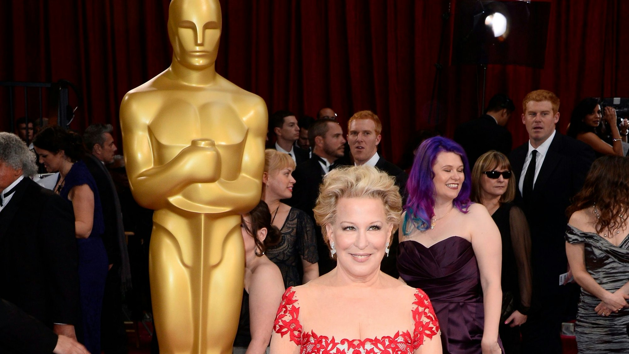 Bette Midler vor der Oscar-Statue.