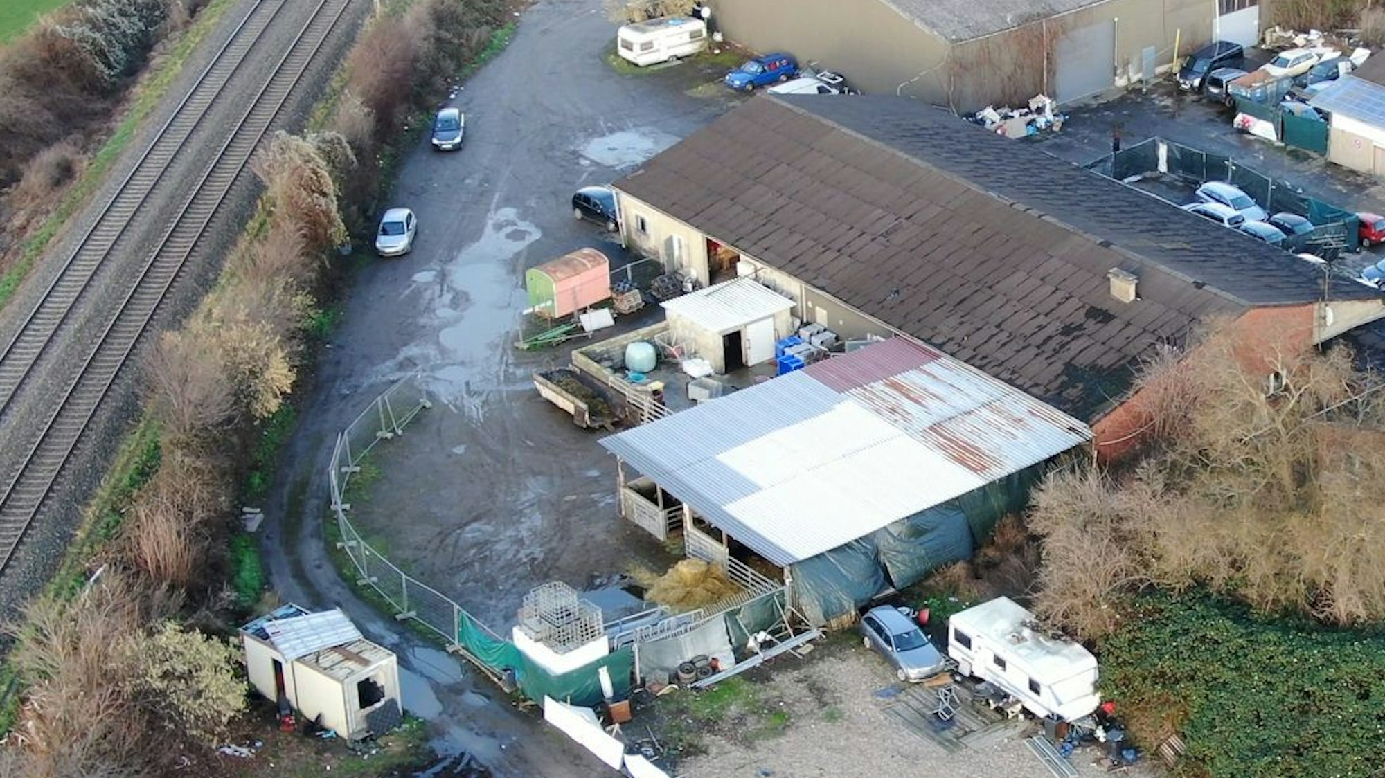 Das Foto zeit das Gelände des Schlachthofs in Hürth-Fischenich aus der Vogelperspektive.