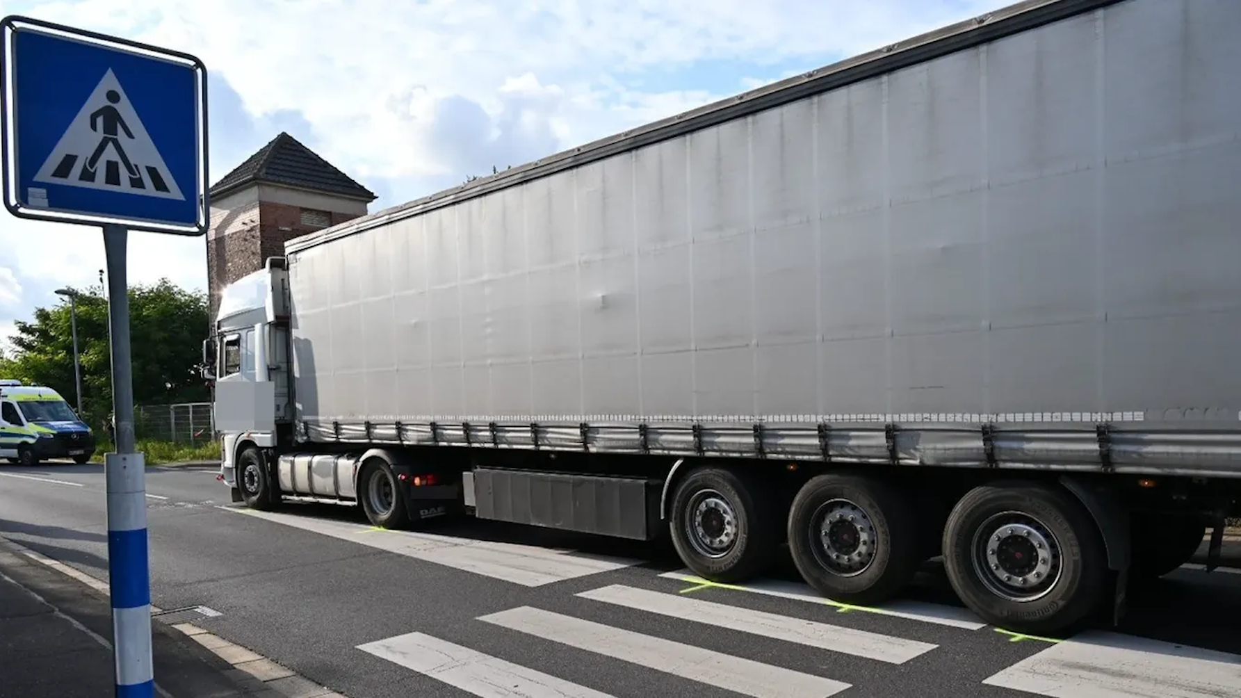 Ein Lkw steht auf einem Zebrastreifen.