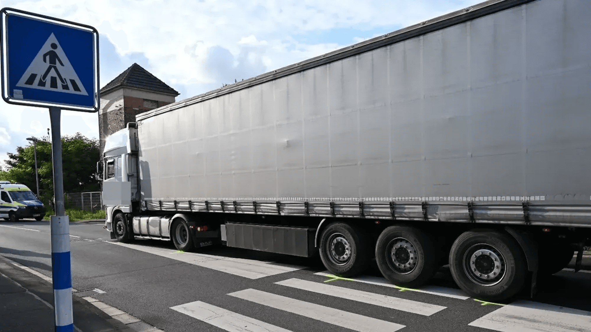 Ein Lkw steht auf einem Zebrastreifen.