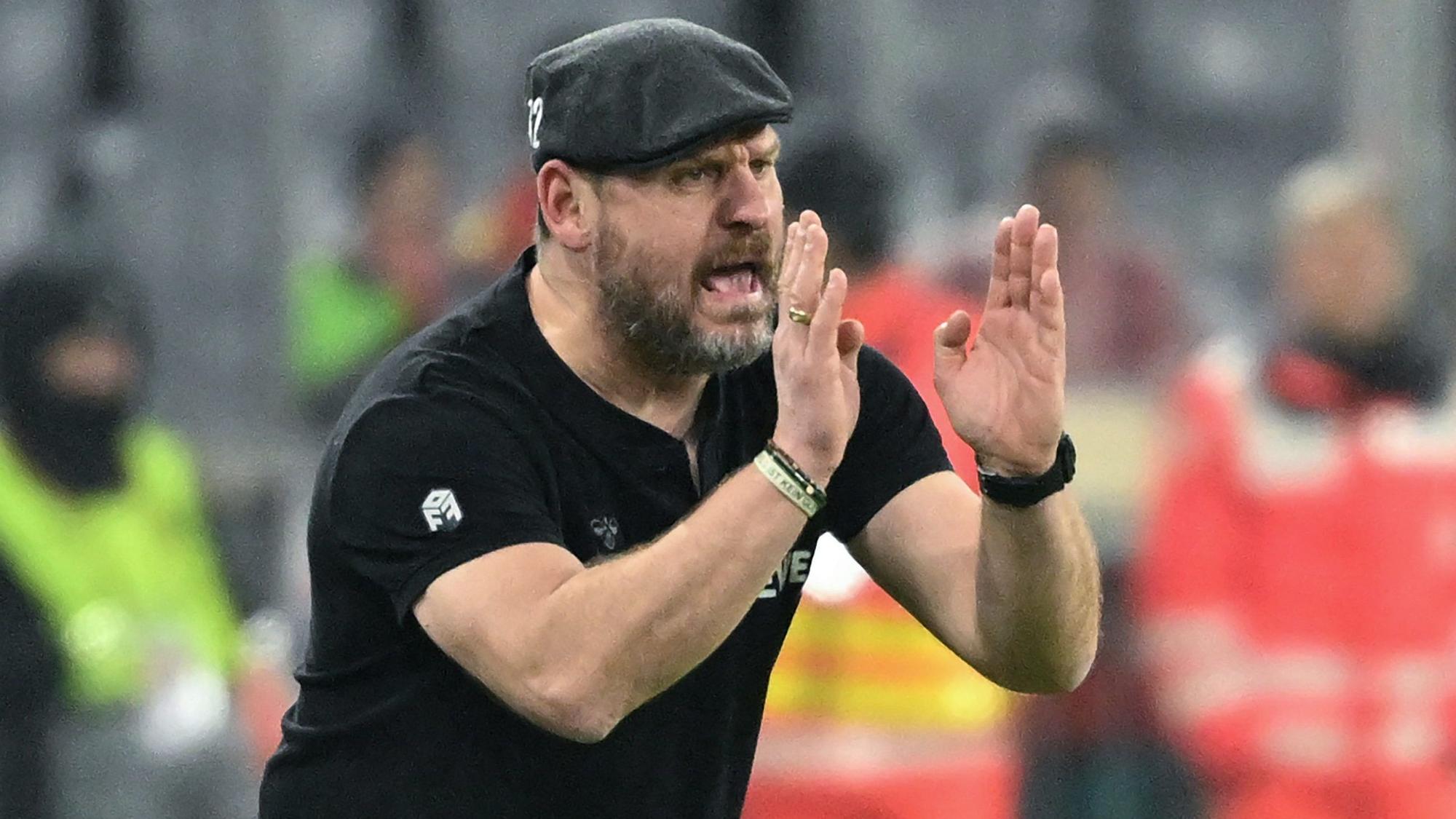 Kölns Trainer Steffen Baumgart gestikuliert an der Seitenlinie.