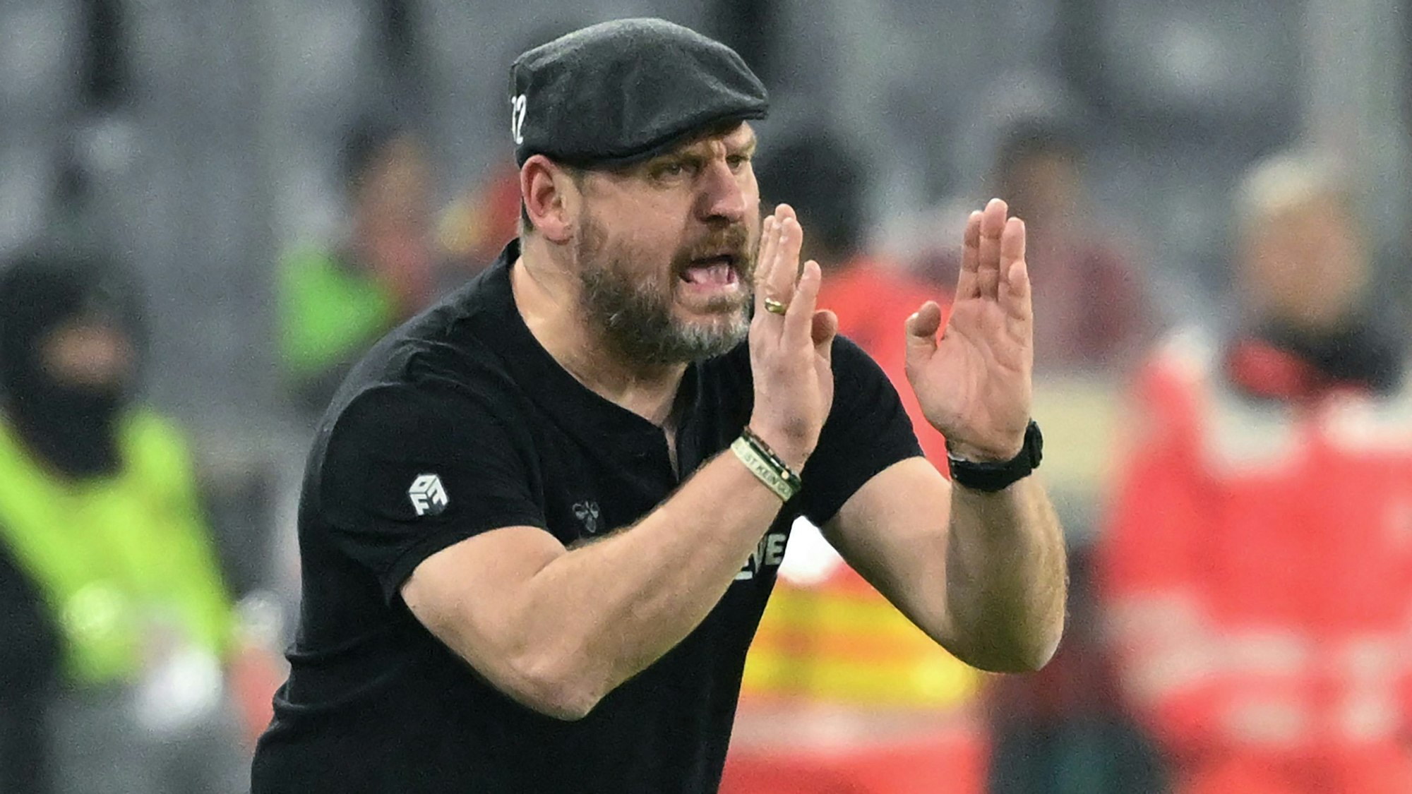 Kölns Trainer Steffen Baumgart gestikuliert an der Seitenlinie.