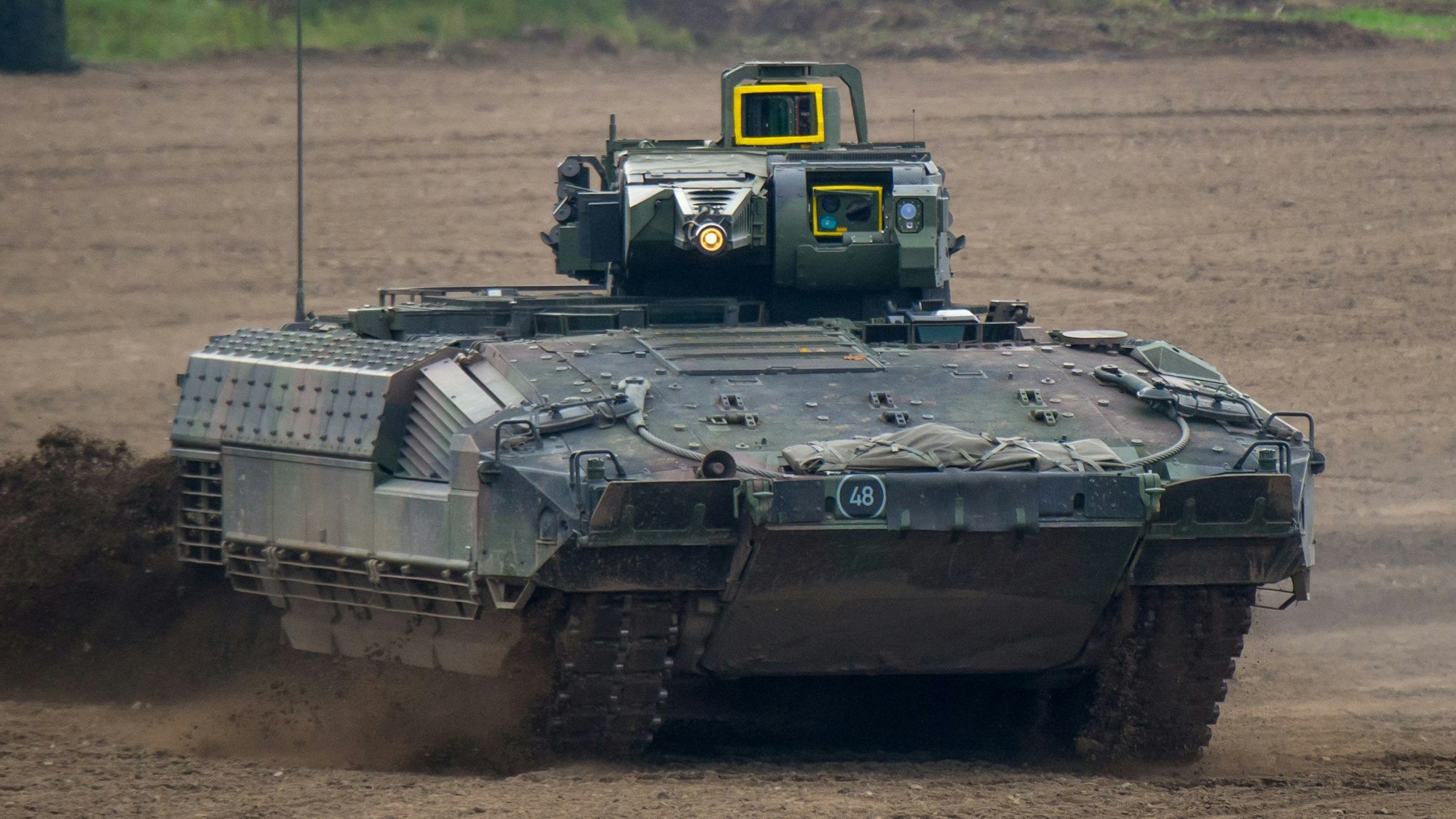 Ein Schützenpanzer vom Typ Puma fährt bei der Vorbereitung zu einer Informationslehrübung über einen Übungsplatz. (Archivbild)