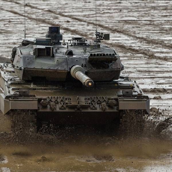 Ein Kampfpanzer der Bundeswehr vom Typ Leopard 2A6 fährt während einer Gefechtsvorführung über den Übungsplatz.