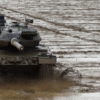 Ein Kampfpanzer der Bundeswehr vom Typ Leopard 2A6 fährt während einer Gefechtsvorführung über den Übungsplatz.