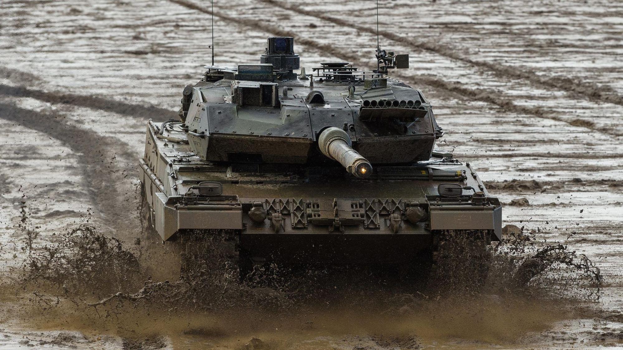 Ein Kampfpanzer der Bundeswehr vom Typ Leopard 2A6 fährt während einer Gefechtsvorführung über den Übungsplatz.