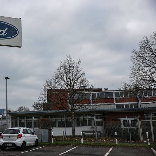 Dunkle Wolken ziehen über das Werksgelände von Ford in Köln.