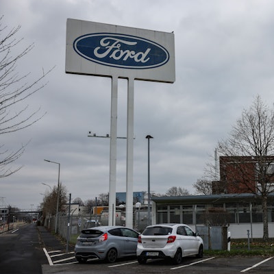 Dunkle Wolken ziehen über das Werksgelände von Ford in Köln.