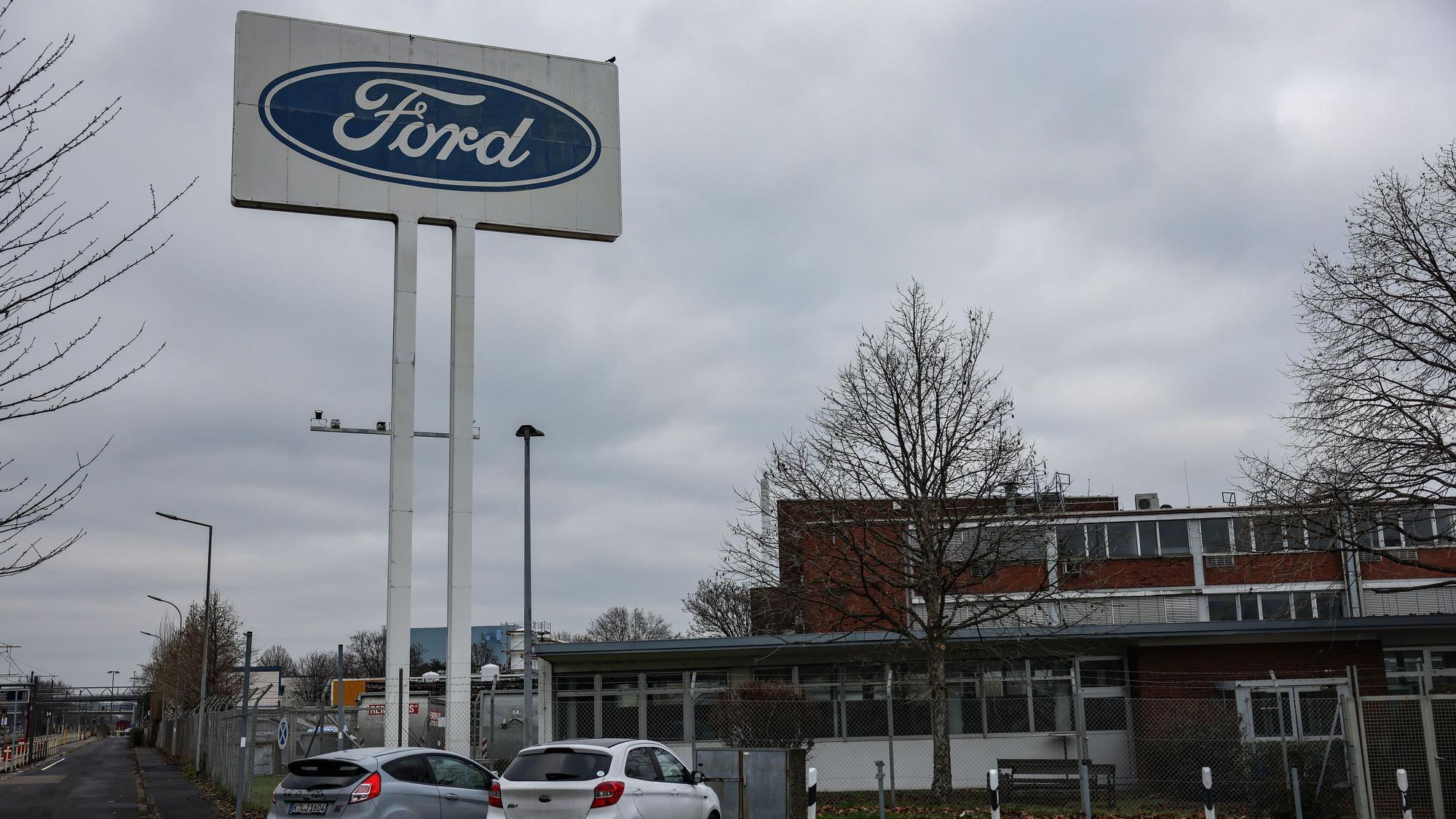 Dunkle Wolken ziehen über das Werksgelände von Ford in Köln.