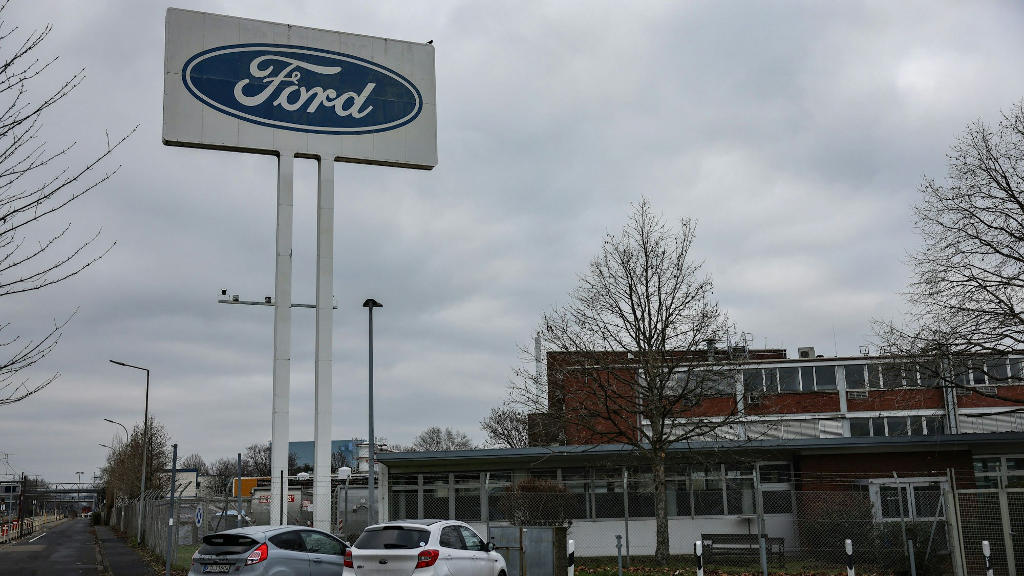 Dunkle Wolken ziehen über das Werksgelände von Ford in Köln.