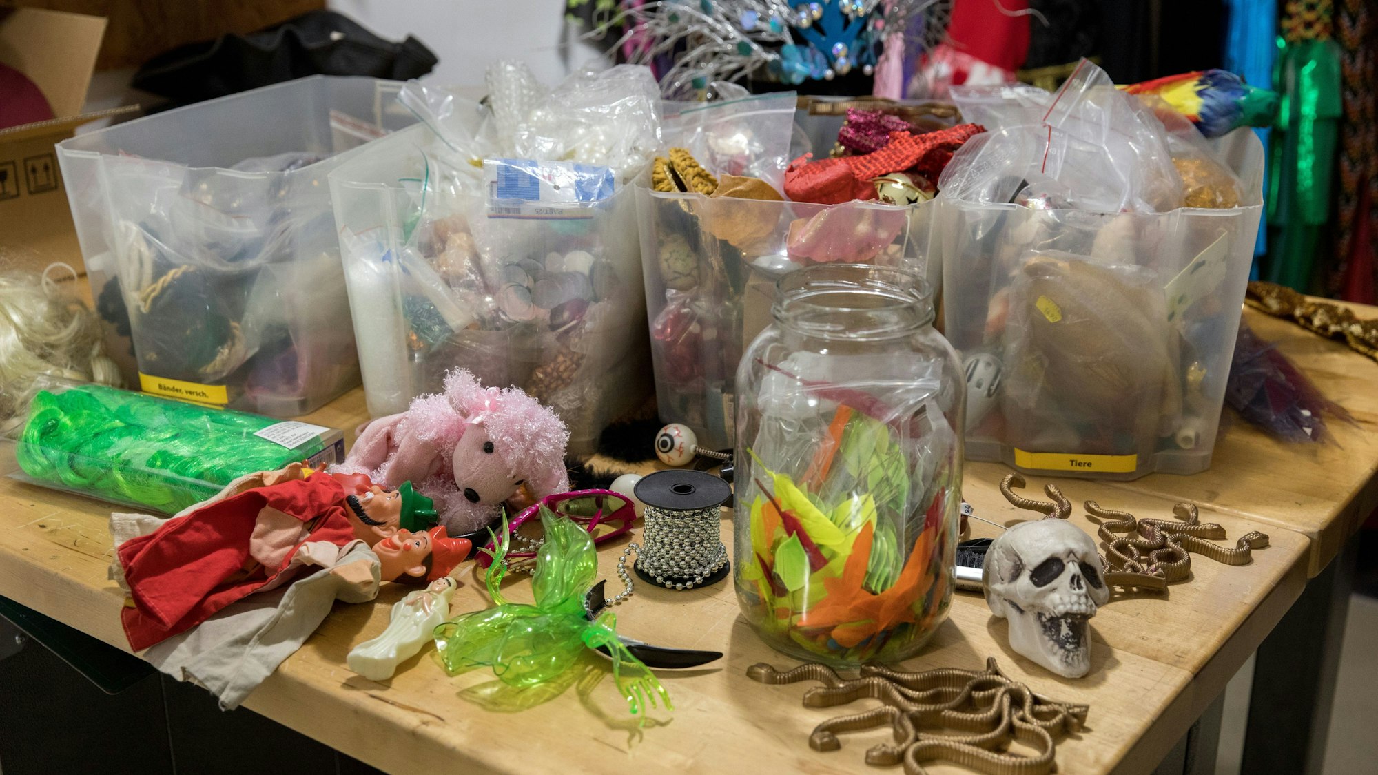 Mehrere Kisten mit Karnevals-Accerssoires stehen auf einem Tisch.