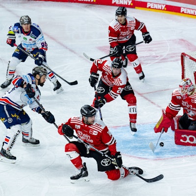 Eishockey DEL 46. Spieltag Kölner Haie - IEC Iserlohn Roosters am Dienstag, 24. Januar 2023 in der Lanxess Arena in Köln Mirko Pantkowski KEC, 30 hält Torschuss KEC Kölner Haie - IEC Iserlohn Roosters *** Ice hockey DEL 46 match day Kölner Haie IEC Iserlohn Roosters on Tuesday, January 24, 2023 at Lanxess Arena in Cologne Mirko Pantkowski KEC, 30 holds goal KEC Kölner Haie IEC Iserlohn Roosters