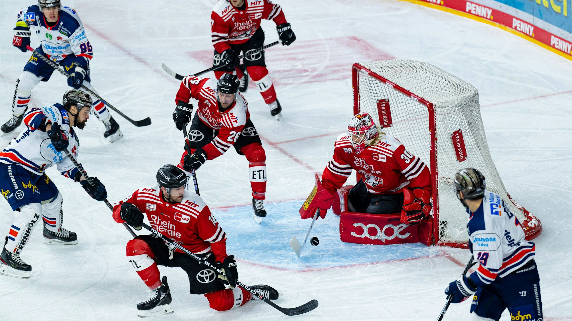 Eishockey DEL 46. Spieltag Kölner Haie - IEC Iserlohn Roosters am Dienstag, 24. Januar 2023 in der Lanxess Arena in Köln Mirko Pantkowski KEC, 30 hält Torschuss KEC Kölner Haie - IEC Iserlohn Roosters *** Ice hockey DEL 46 match day Kölner Haie IEC Iserlohn Roosters on Tuesday, January 24, 2023 at Lanxess Arena in Cologne Mirko Pantkowski KEC, 30 holds goal KEC Kölner Haie IEC Iserlohn Roosters