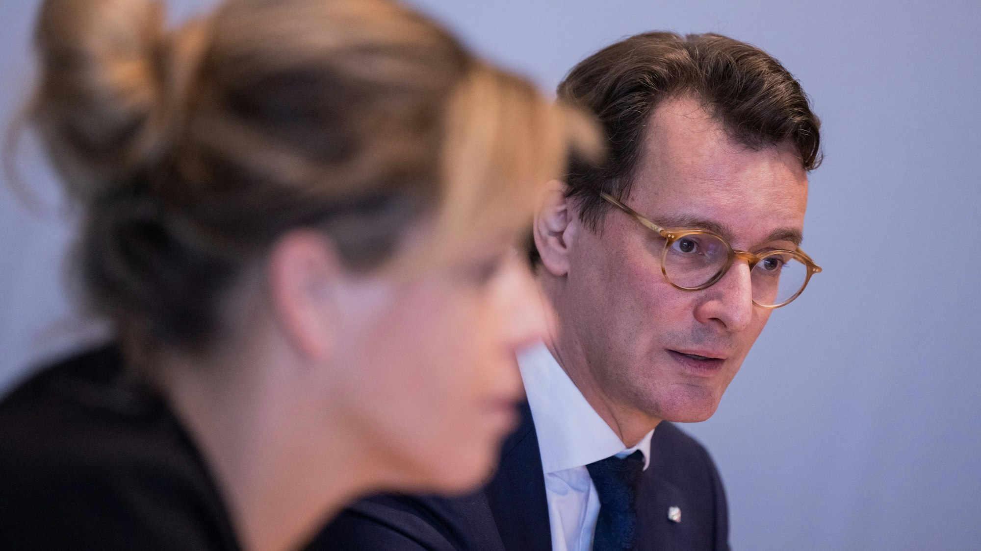 NRW-Regierungschef Hendrik Wüst mit Wirtschaftsministerin Mona Neubaur (Grüne) am Dienstag im Düsseldorfer Landtag.