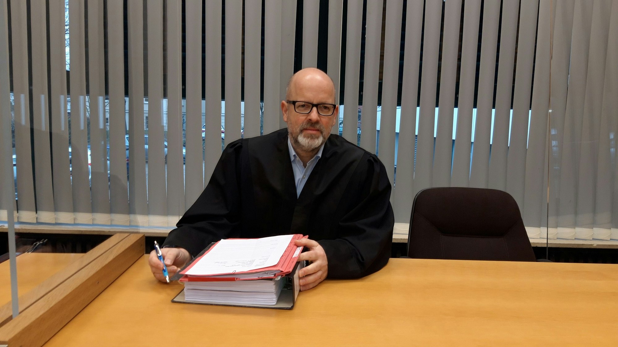 Rechtsanwalt Oliver Maier vor dem Amtsgericht Brühl