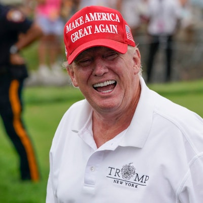Donald Trump bei einer Runde Golf. In einem seiner Golfclubs posierte der Ex-US-Präsident nun mit einem bekannten Mafia-Boss. (Archivbild)
