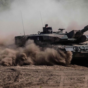 Ein polnischer Leopard-Panzer bei einer gemeinsamen Militärübung von Polen, USA, Frankreich und Schweden im Mai 2022.