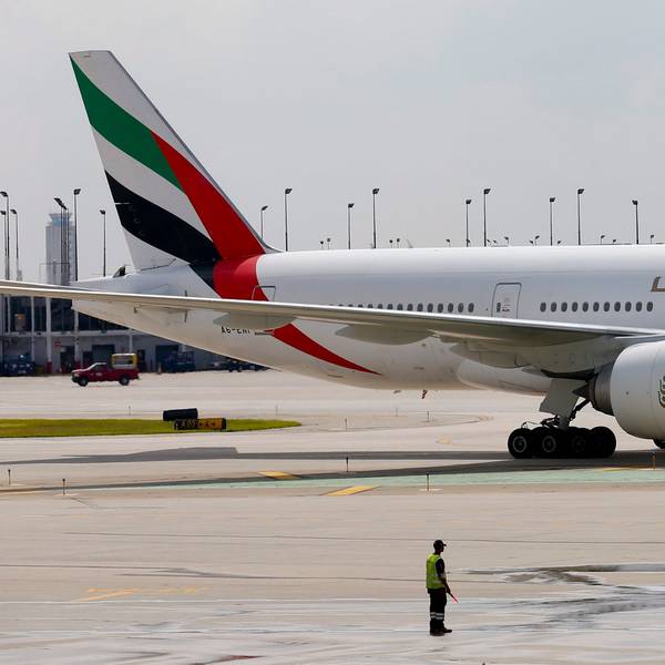 Eine Boeing 777 der Fluggesellschaft Emirates steht auf einem Rollfeld. Eine baugleiche Maschine hat den Start am Flughafen Wien wegen einer defekten Flugzeugtür abbrechen müssen. (Symbolbild)
