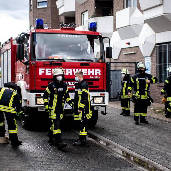 Die Weilerswister Feuerwehr bei einem Einsatz am Deutschen Platz in Weilerswist.