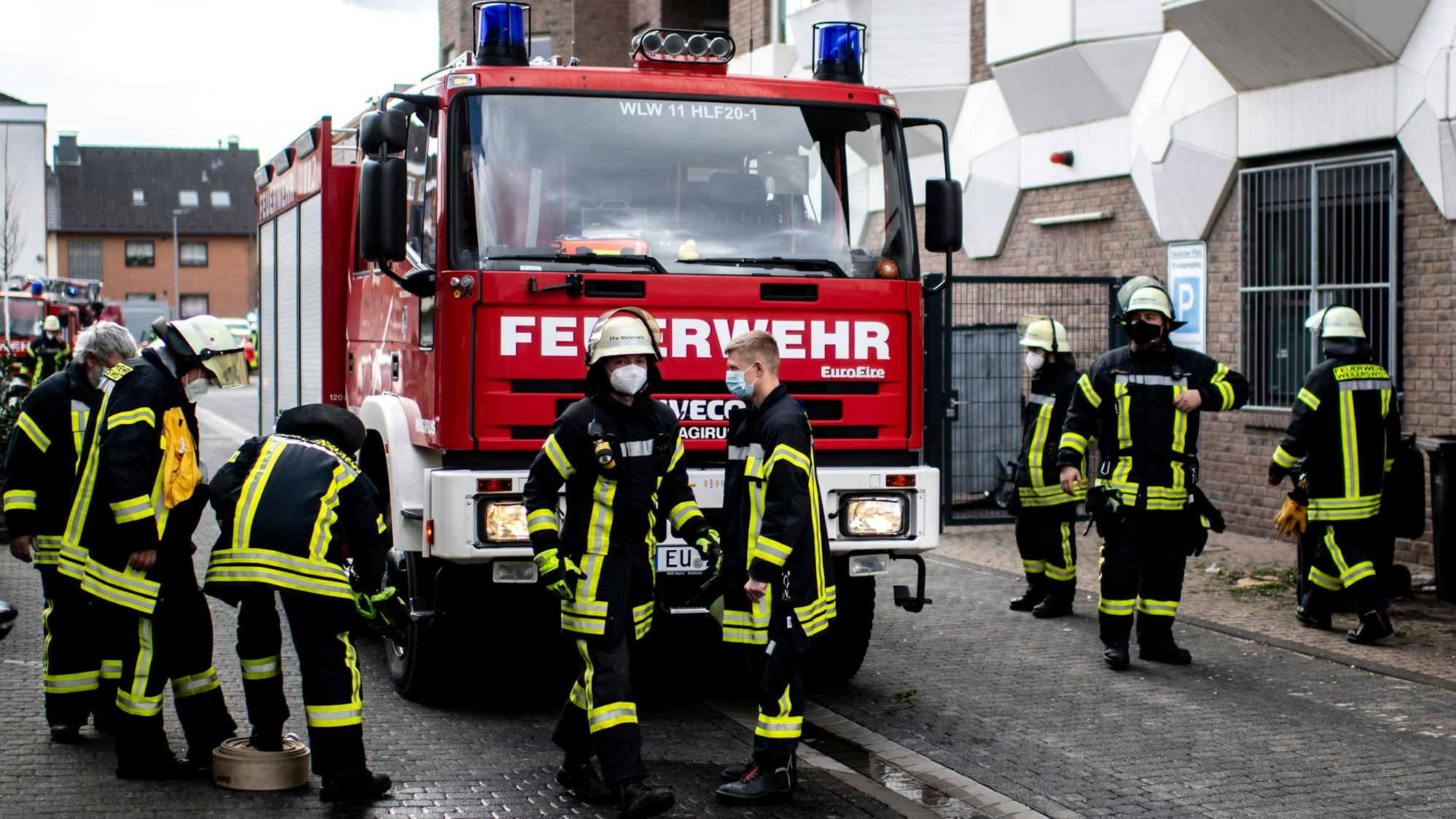 Das Bild zeigt zahlreiche Feuerwehrleute am Deutschen Platz in Weilerswist. Dort hatte es in einer Spielothek gebrannt.