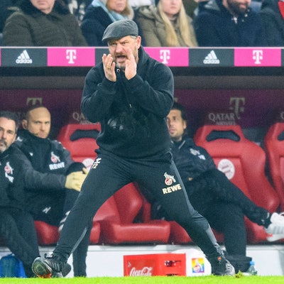 FC-Trsainer Steffen Baumgart beim Spiel gegen den FC Bayern.