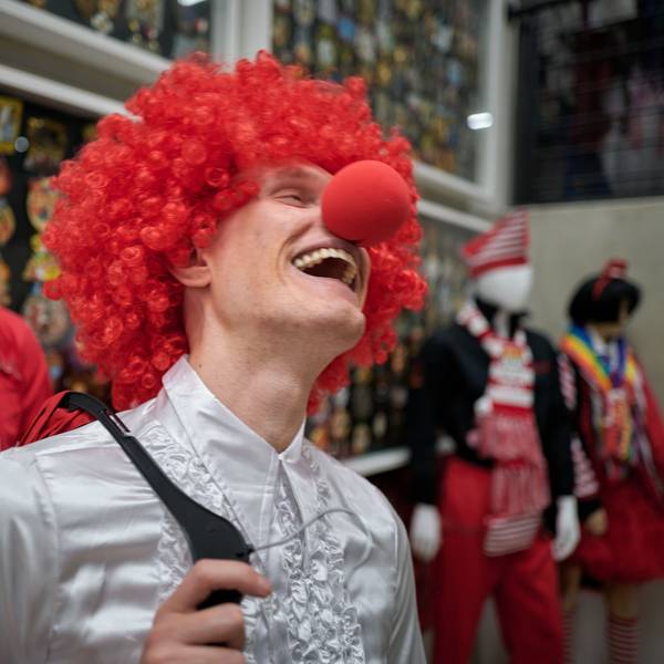 Der Redakteur Florian Holler in seinem neuen Outfit „Rot und weiß“.