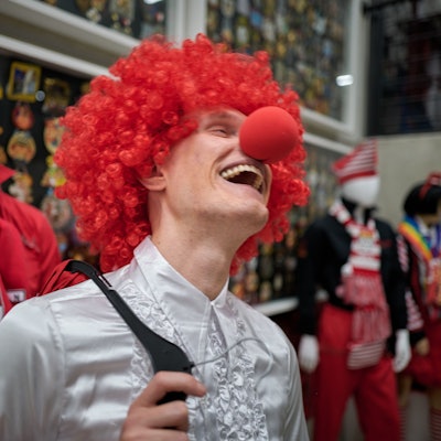 Der Redakteur Florian Holler in seinem neuen Outfit „Rot und weiß“.
