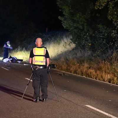 Polizisten sichernn Spuren an der Unfallstelle. Die B59 wird ausgeleuchtet, es ist Nacht.