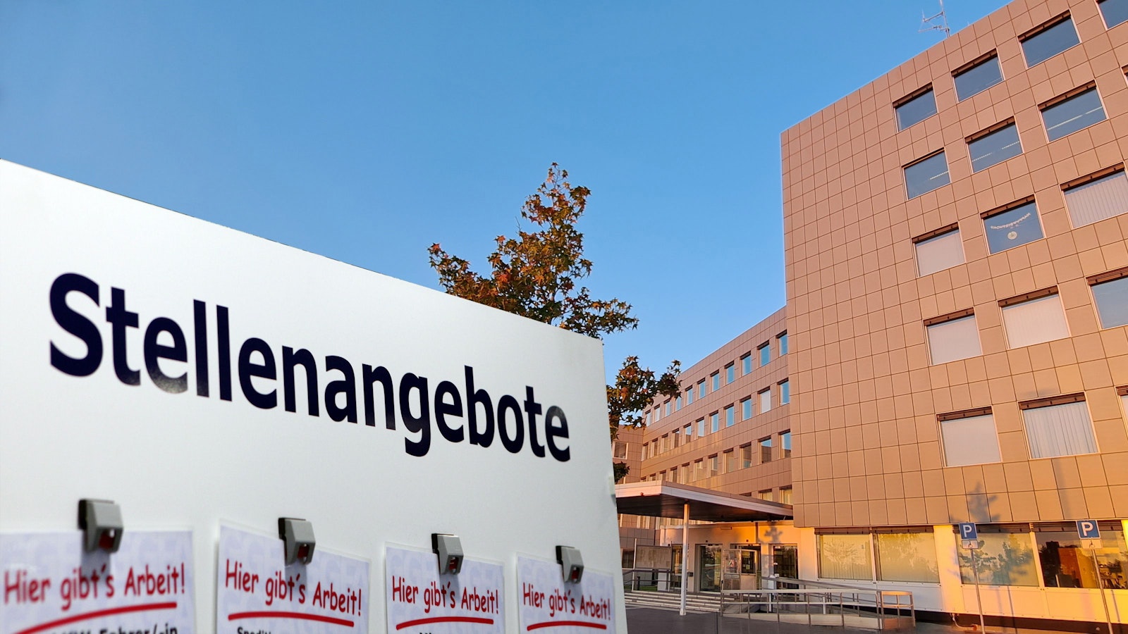 Bildmontage einer Tafel mit Stellenangeboten vor dem Kreishaus-Eingang.