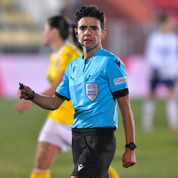 Die portugiesische Schiedsrichterin Catarina Campos steht auf dem Fußballfeld.