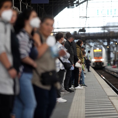 Ein Zug von Nation Express fährt am Kölner Hauptbahnhof ein. Ab 2023 werden in Köln auch Züge von Eurostar halten, die von Thalys verschwinden dagegen.