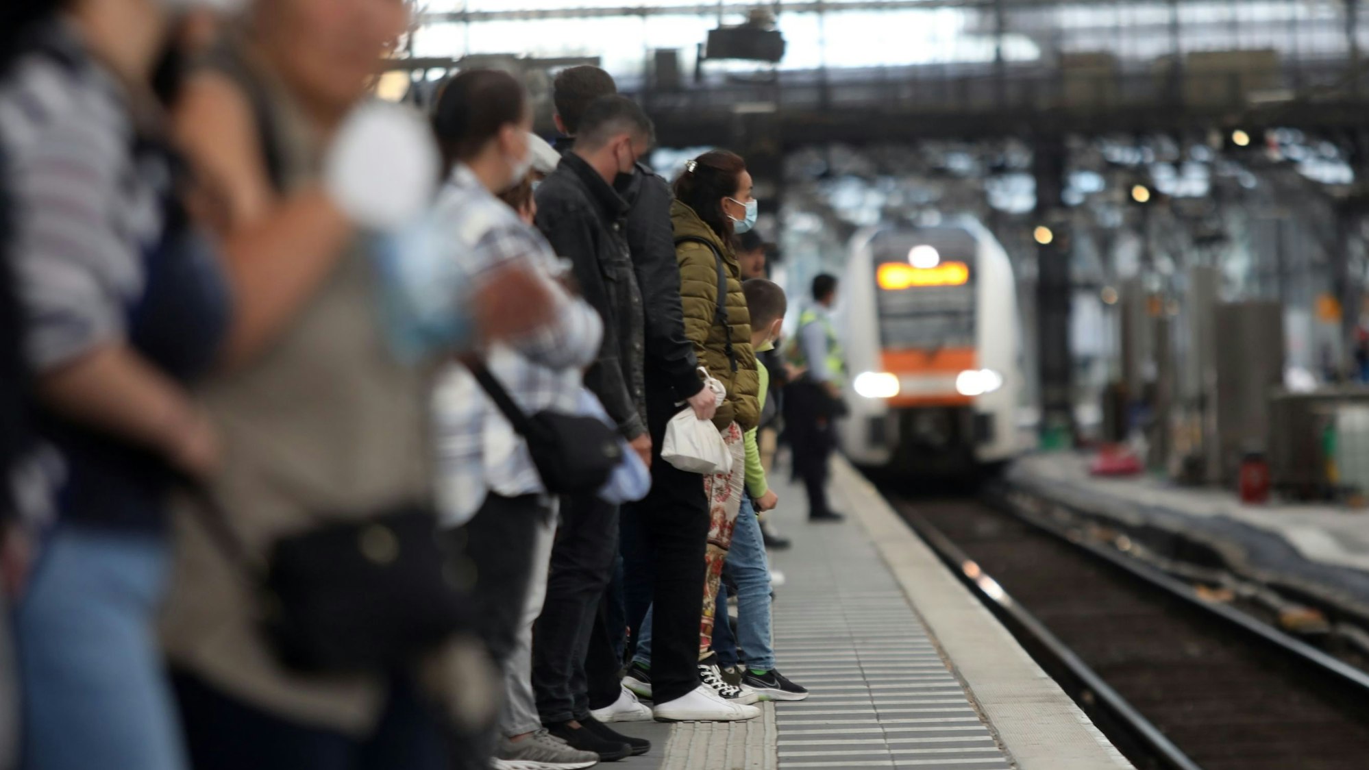 Ein Zug von Nation Express fährt am Kölner Hauptbahnhof ein. Ab 2023 werden in Köln auch Züge von Eurostar halten, die von Thalys verschwinden dagegen.