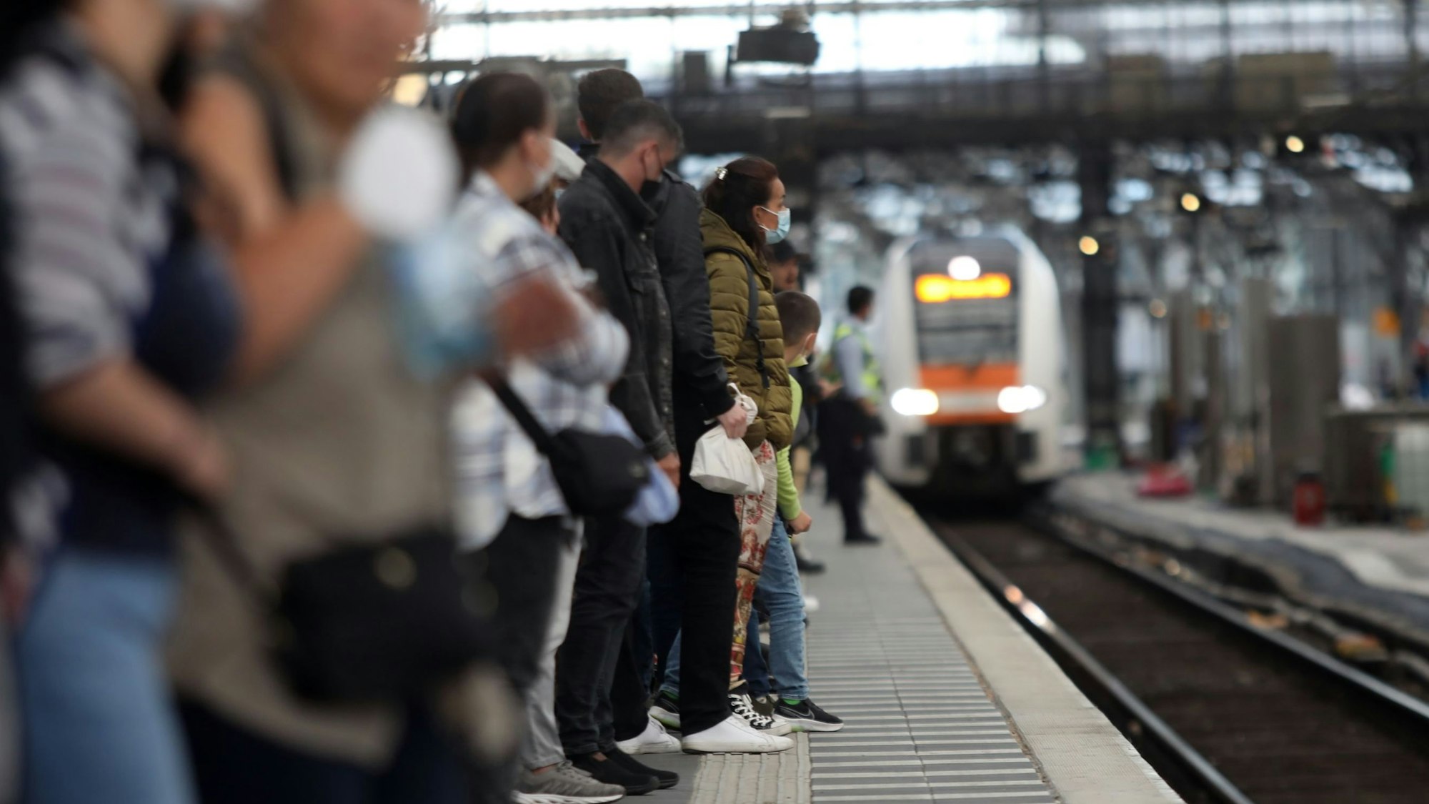 Ein Zug von Nation Express fährt am Kölner Hauptbahnhof ein. Ab 2023 werden in Köln auch Züge von Eurostar halten, die von Thalys verschwinden dagegen.