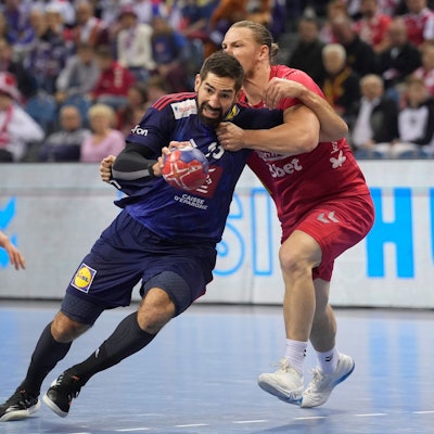 Nikola Karabatic bringt Abwehrreihen mit seinen kräftigen Vorstößen zur Verzweiflung. Hier setzt er sich gegen einen Montenegriner durch.