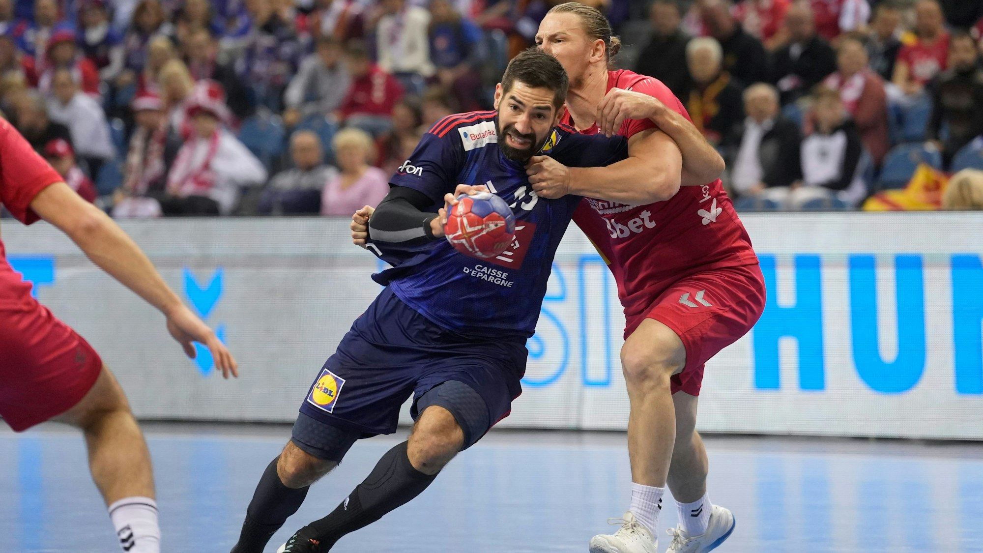 Nikola Karabatic bringt Abwehrreihen mit seinen kräftigen Vorstößen zur Verzweiflung. Hier setzt er sich gegen einen Montenegriner durch.