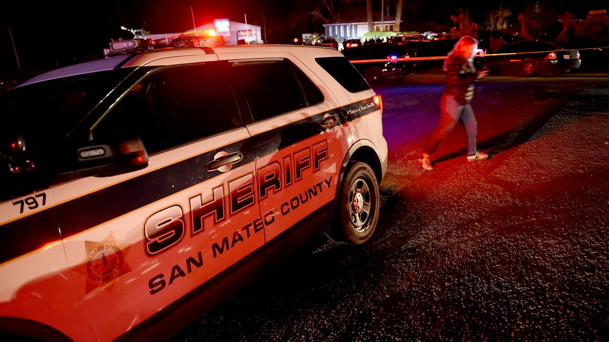 Polizisten sichern den Tatort in der Nähe von Half Moon Bay.
