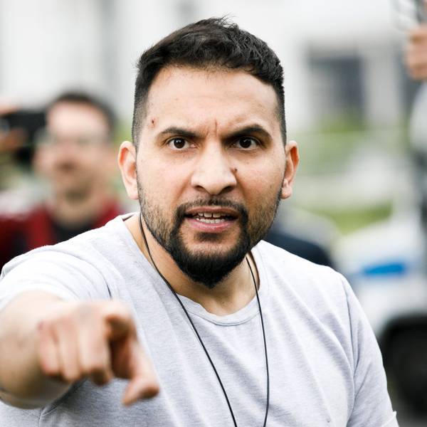 Attila Hildmann, Autor veganer Kochbücher, 2020 bei einer Demonstration vor dem Reichstag.