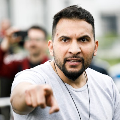 Attila Hildmann, Autor veganer Kochbücher, 2020 bei einer Demonstration vor dem Reichstag.