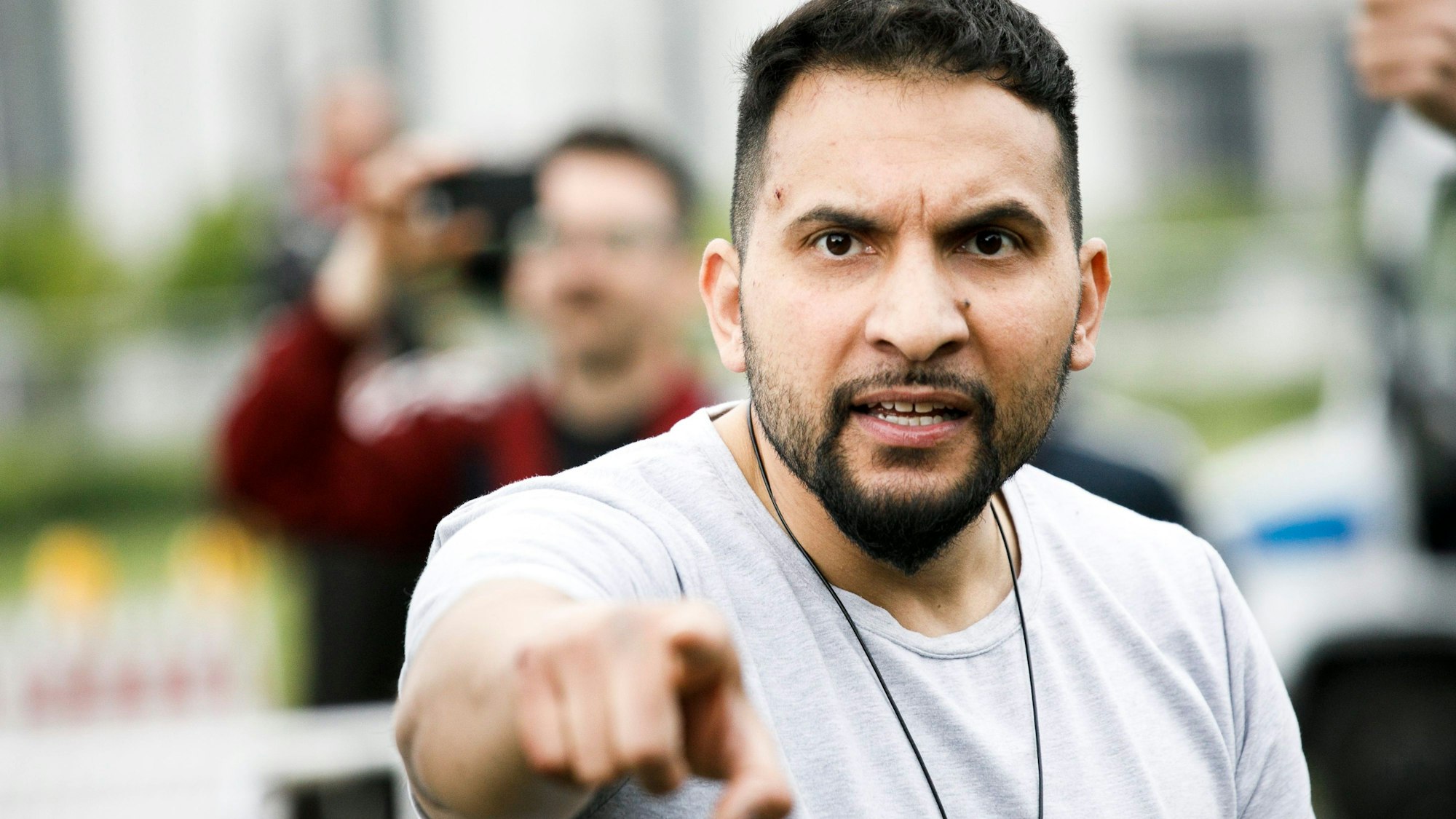 Attila Hildmann, Autor veganer Kochbücher, 2020 bei einer Demonstration vor dem Reichstag.